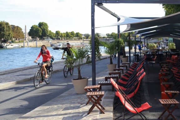Berges de la Seine café en terrassen langs de Seine in Parijs