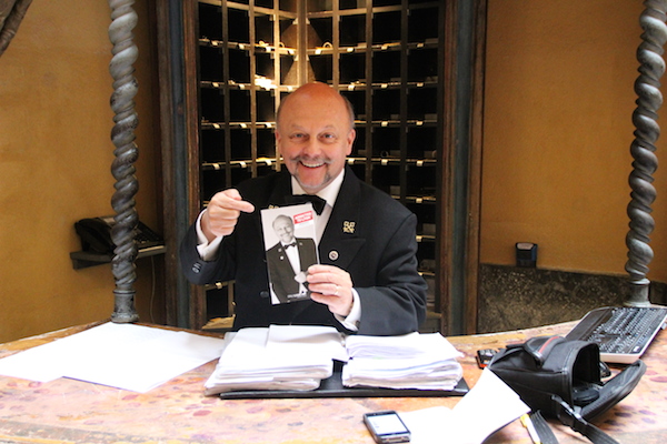 Concierge Gérard Ravet op de cover van toeristische gids