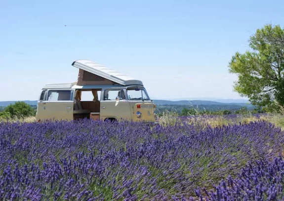 Vintage camper in de Provence