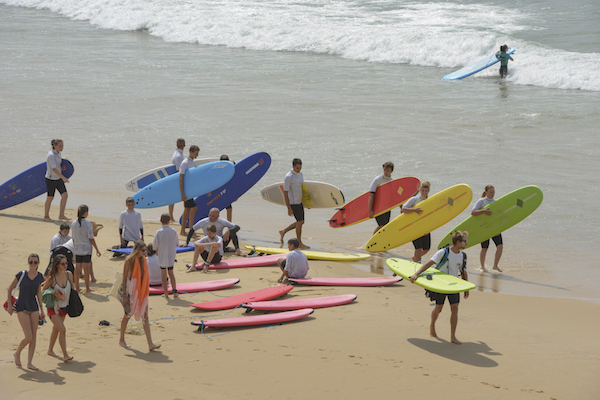 surfers de strand van Lacanau
