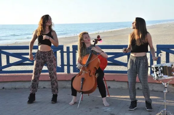 LEJ Franse meisjes zingen op het strand - Summer 2015