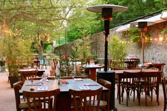 Restaurant in de Drome La Fontaine Minerale