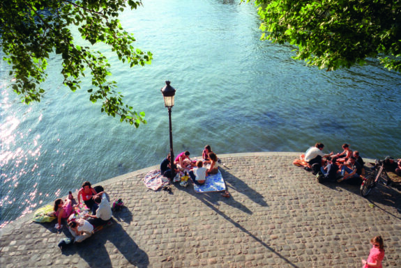 Picknick Parijs Seine zomer zon mooi weer