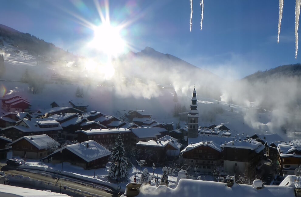 Uitzicht op skioord La Clusaz in de Franse Alpen