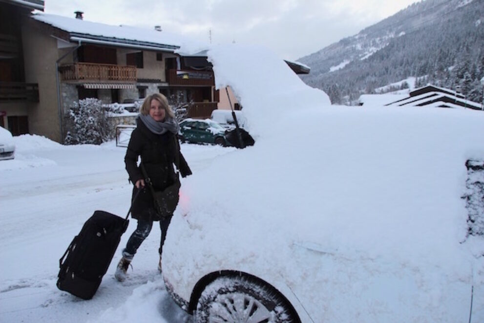 Josee met haar autohuur in Valmorel, Franse Alpen