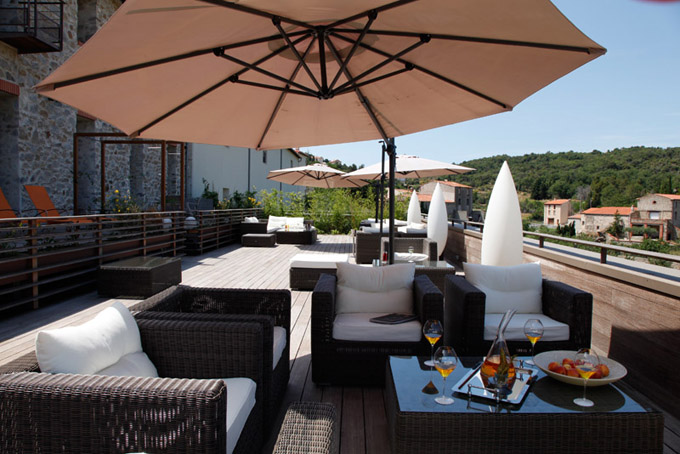 Chillen op het terras van ecohotel Riberach in de Languedoc Roussillon