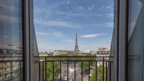 Parijs romantisch Hotel la Comtesse Eiffeltoren uitzicht