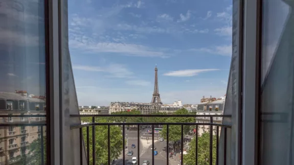 Parijs romantisch Hotel la Comtesse Eiffeltoren uitzicht