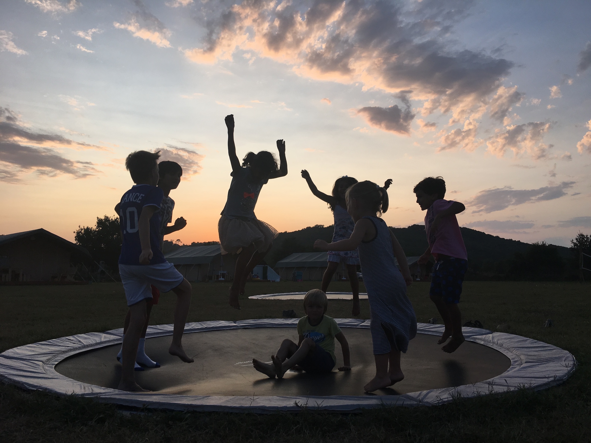 trampoline-saint-Esselin-Glamping-families