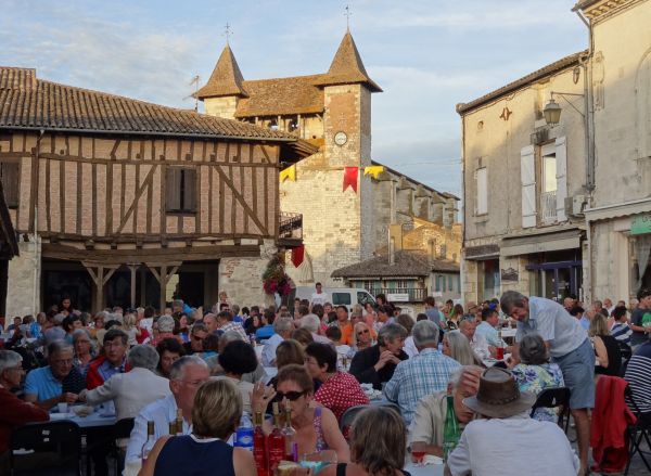 mooie dorpen Lot-et-Garonne Vilereal Zuid-Frankrijk eetmarkt
