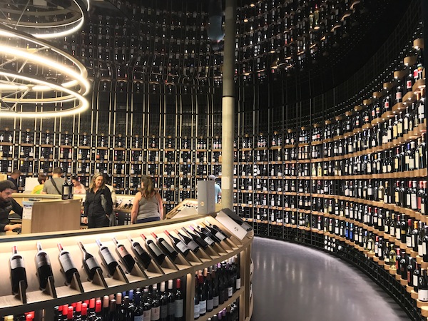 enorme wijnkelder in Cite du Vin Bordeaux