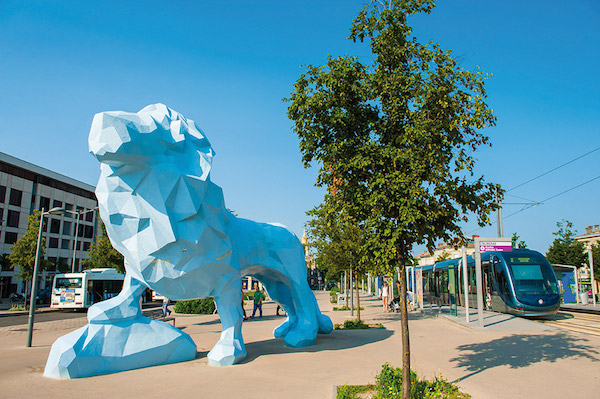 Lion Bleu op Place Stalingrad in Bordeaux
