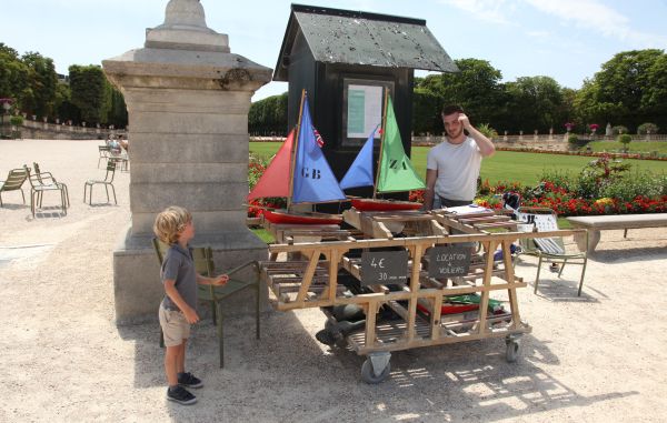 kinderen in Parijs zeilbootjes huren Jardin du Luxembourg