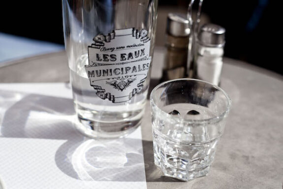 karaf water verplicht in Frans restaurant