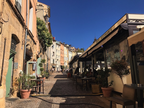 Place des Cardeurs: een plein vol met eettentjes en restaurants in Aix-en-Provence