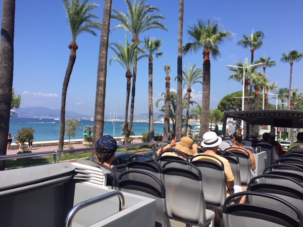 Dubbeldekker bus voor dagtrip op eiland Sainte Marguerite bij Cannes
