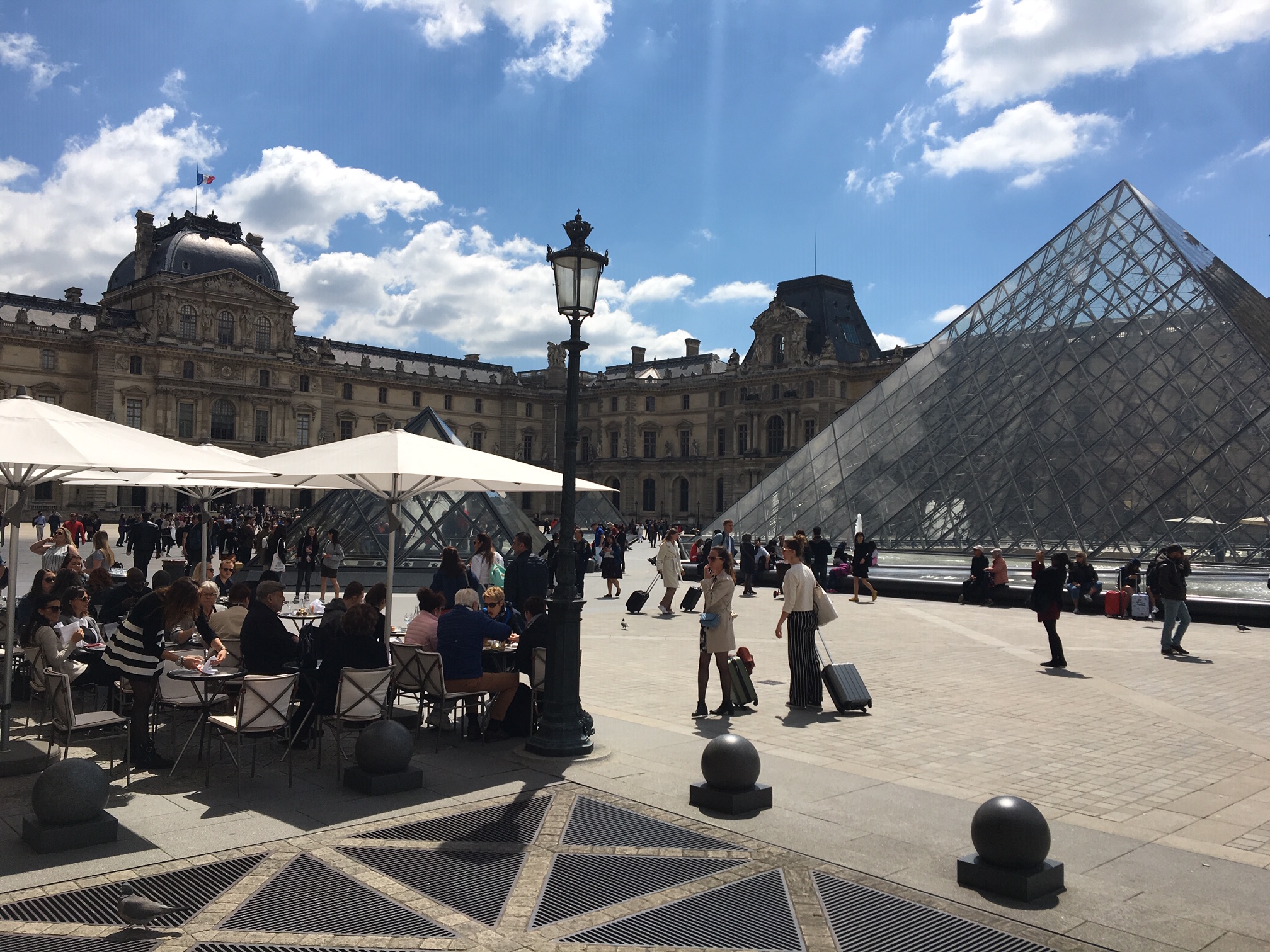 Lunchen bij het Louvre in Parijs