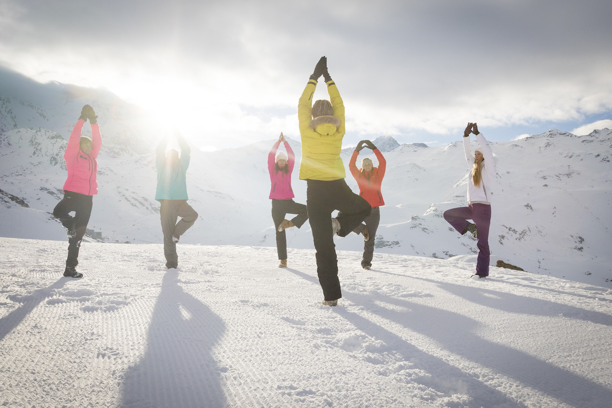 Yoga in de sneeuw in Val Thorens