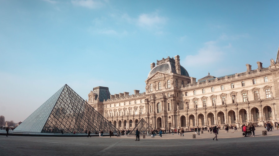 Louvre Parijs buitenkant Mona Lisa