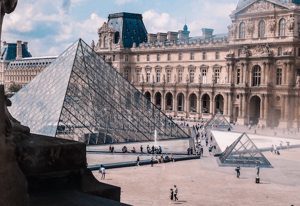 Louvre weinig mensen Parijs