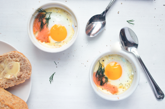 Oeufs cocotte met zalm en dille