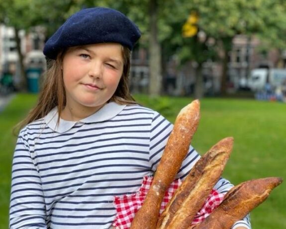 Une-baguette-svp-meisje