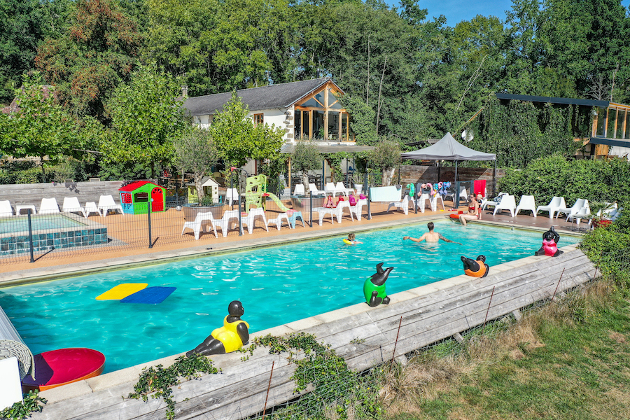 verwarmd zwembad Jarrasses Nederlands vakantiedomein camping in de Limousin