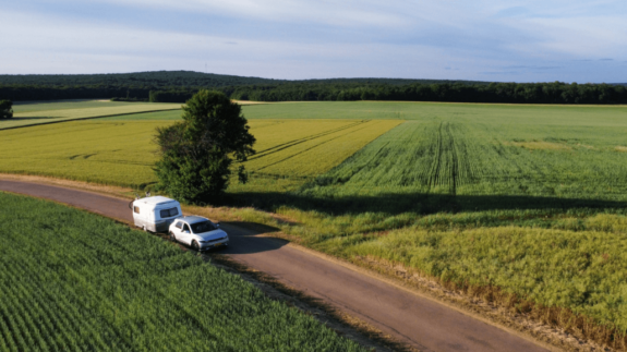 met elektrisch auto en een caravan op vakantie