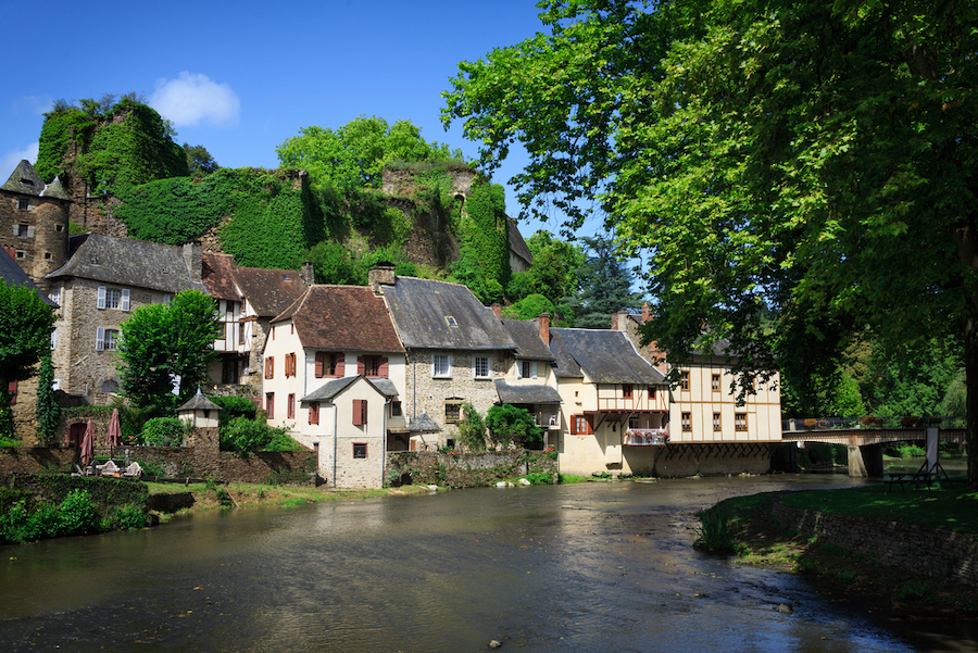 dorp Segur-le-Chateau in de Correze Limousin