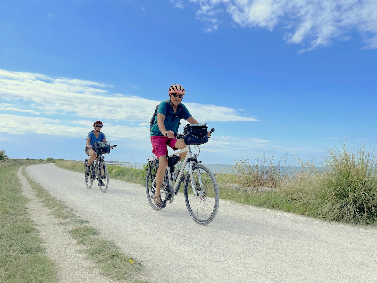 fietsers op de velodysee fietsroute langs de kust
