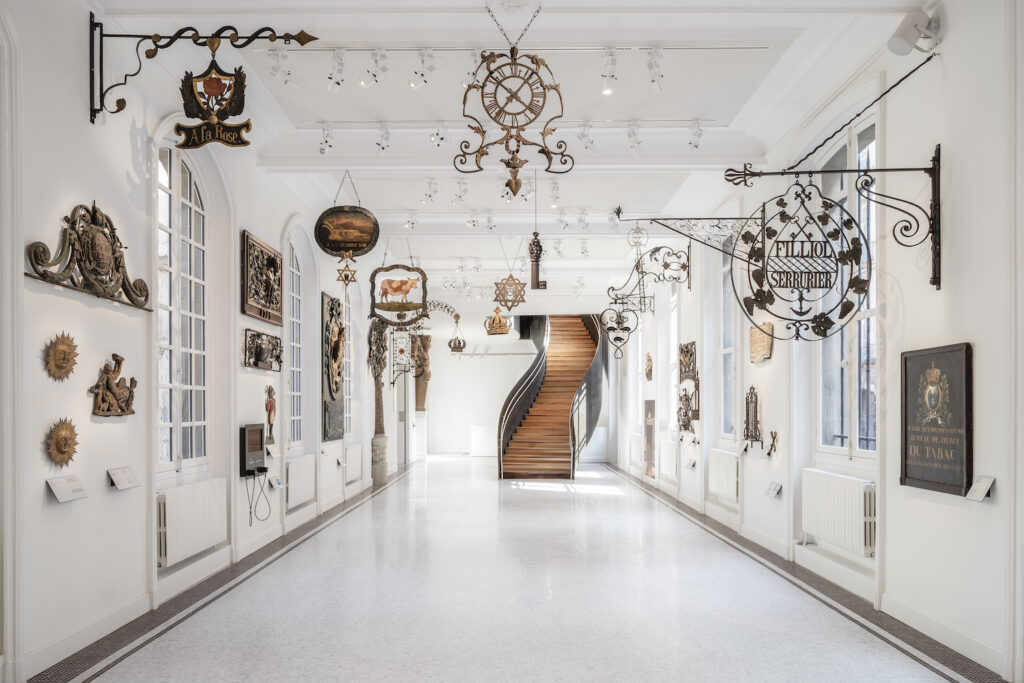 salle des ensignes musée carnavalet histoire paris