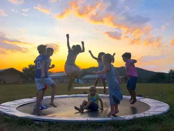 trampoline-saint-Esselin-Glamping-families