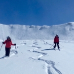 Josee en Carole off-piste skien La Plagne