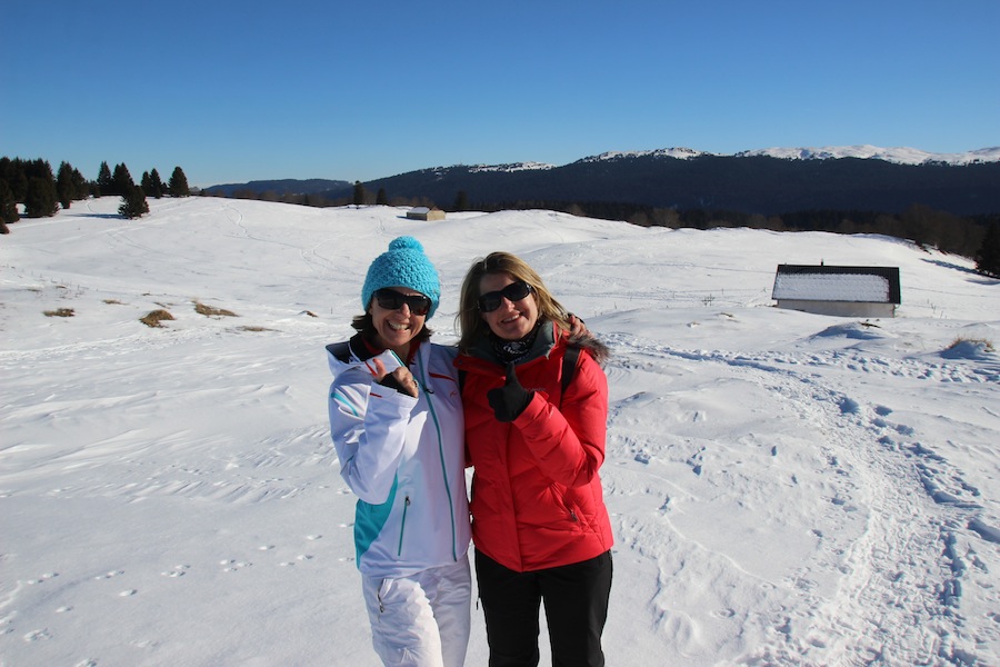 Josee en Carole tijdens hun skivakantie in de Montagnes du Jura