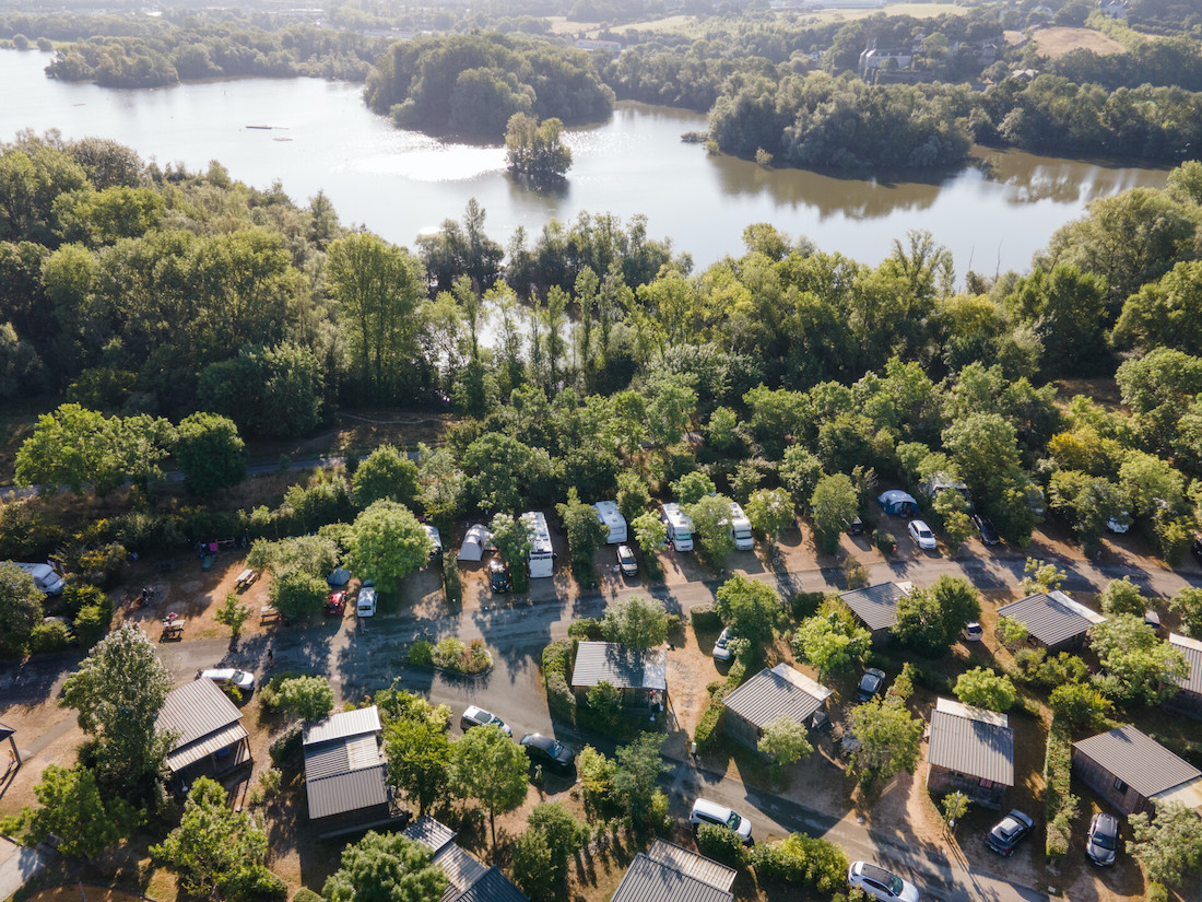 Citykamp camping bij Angers aan een meer