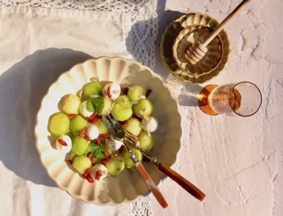 Meloensalade met mozzarella en gojibessen