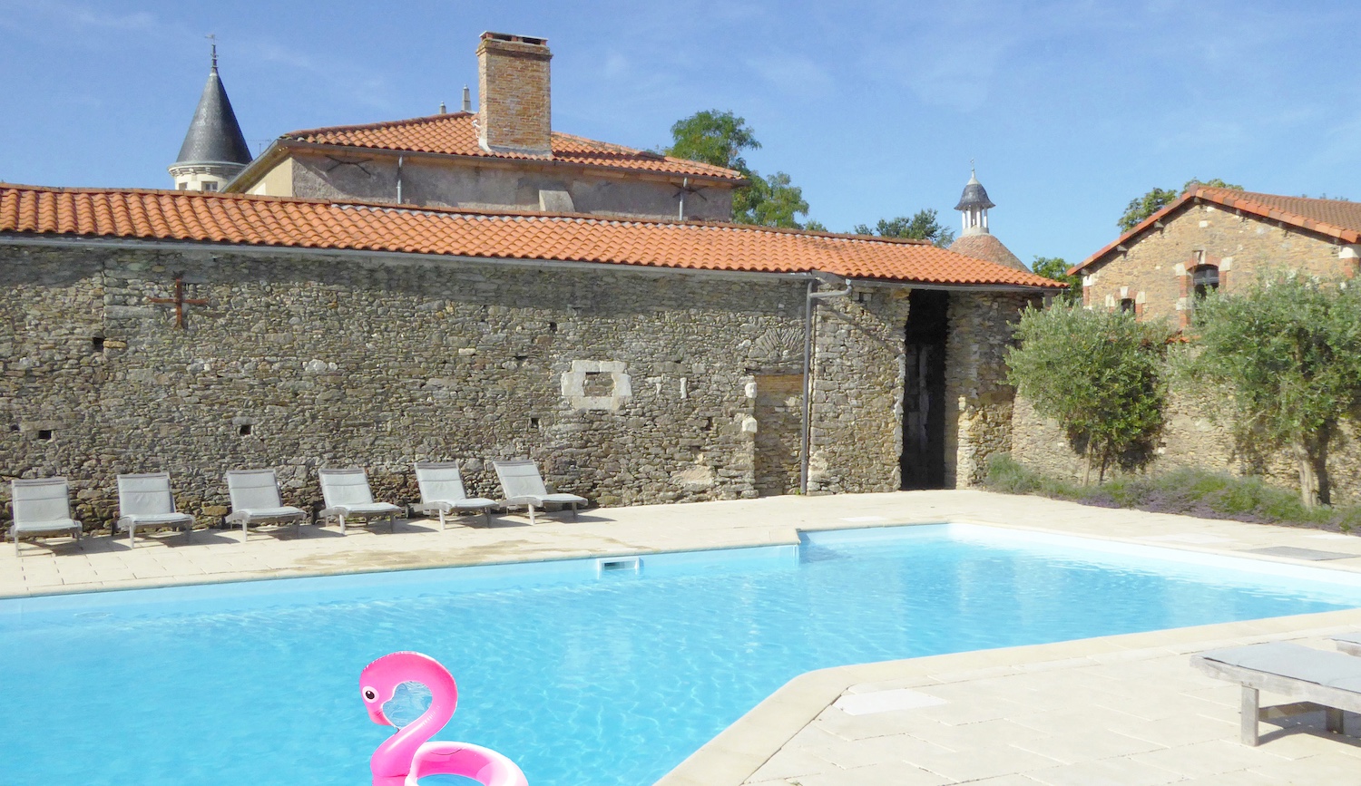 Chateau Breduriere Piscine.jpg