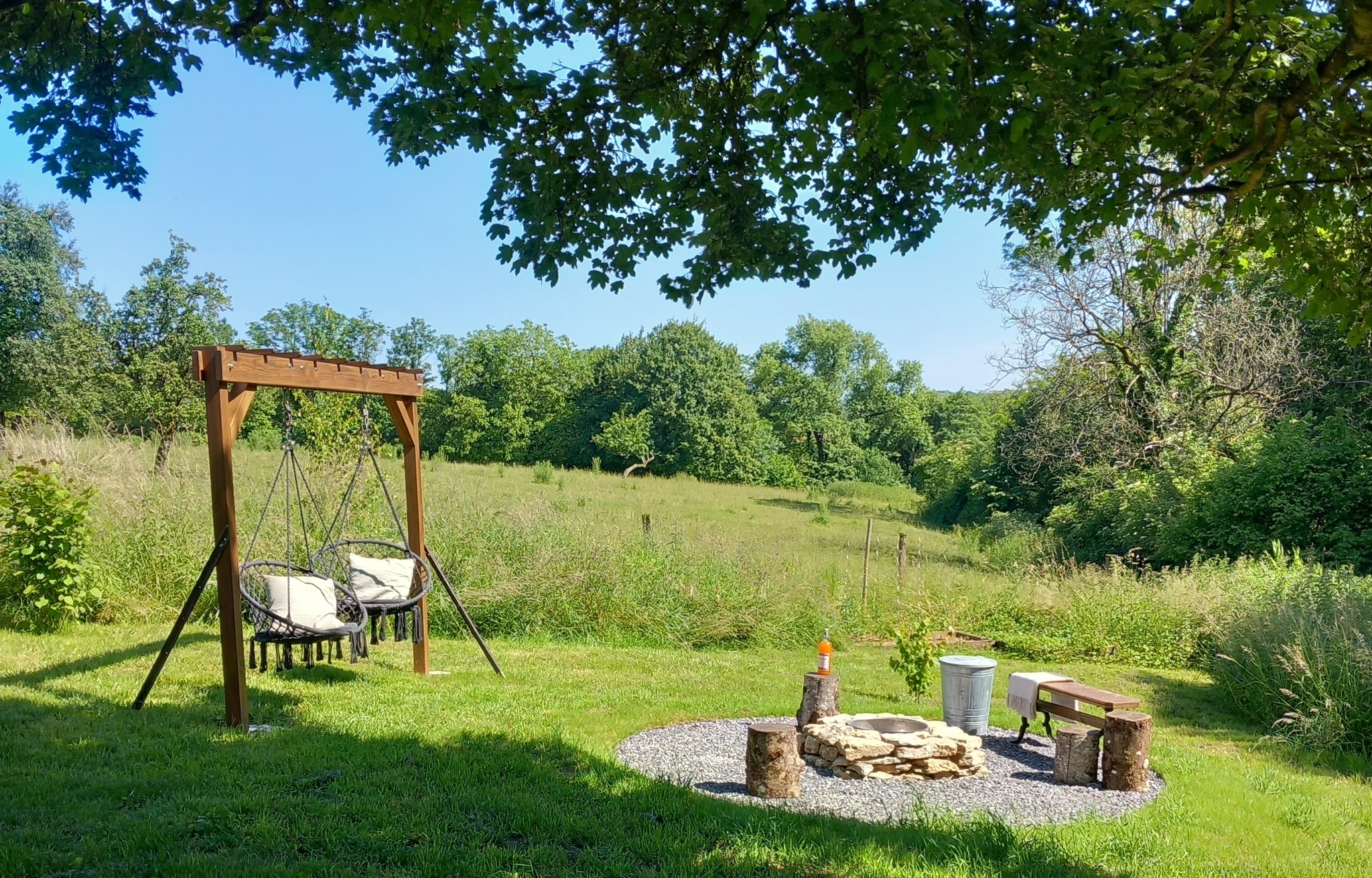 joli-sauvage-gite-franse-ardennen-tuin-stoelen-uitzicht vakantiehuis Joli Sauvage