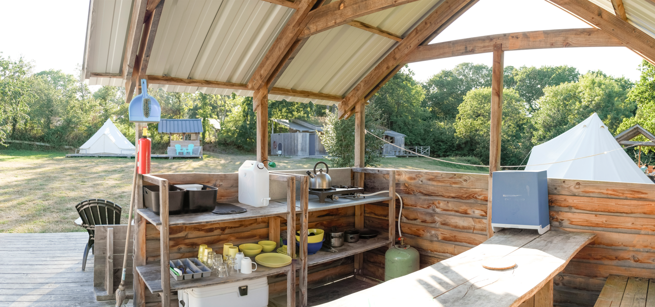 Atoll-tenten buitenkeuken bij Bot-Conan glamping