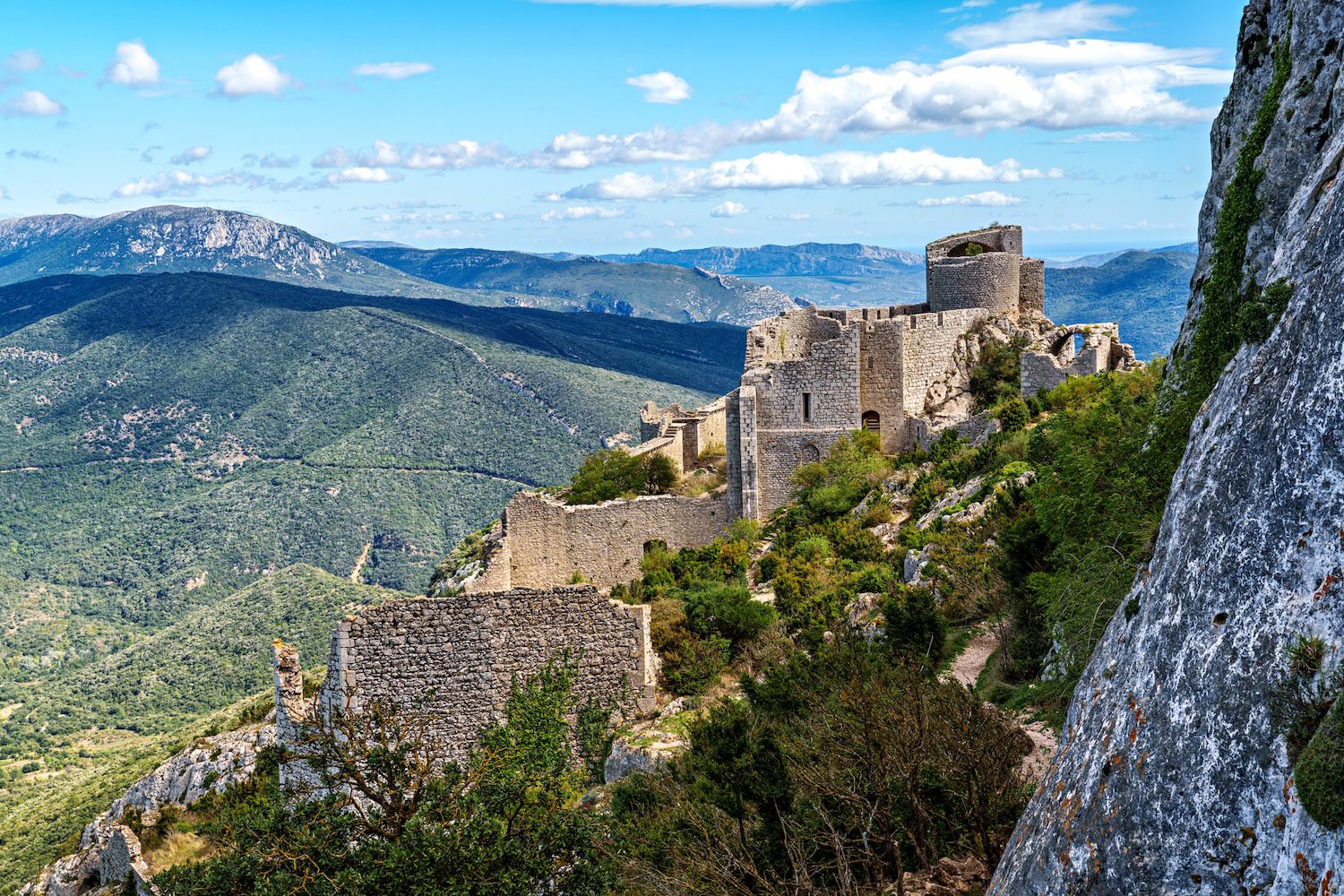 katharenkasteel Peyrepertuse in de Aude (Languedoc) Katharenburge
