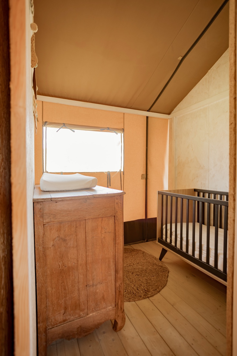 babykamer in een safaritent bij Festilux