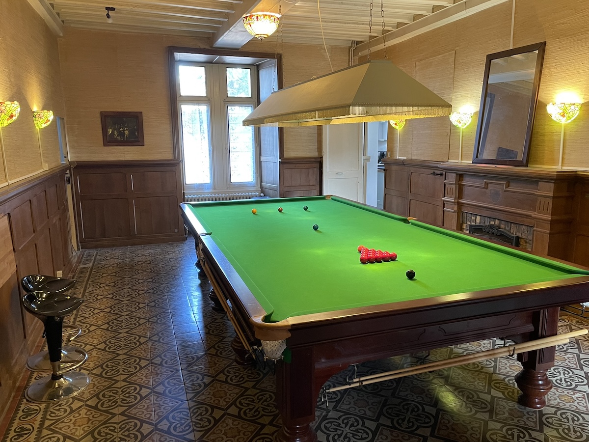 kasteel vakantiehuis in de Auvergne pooltafel