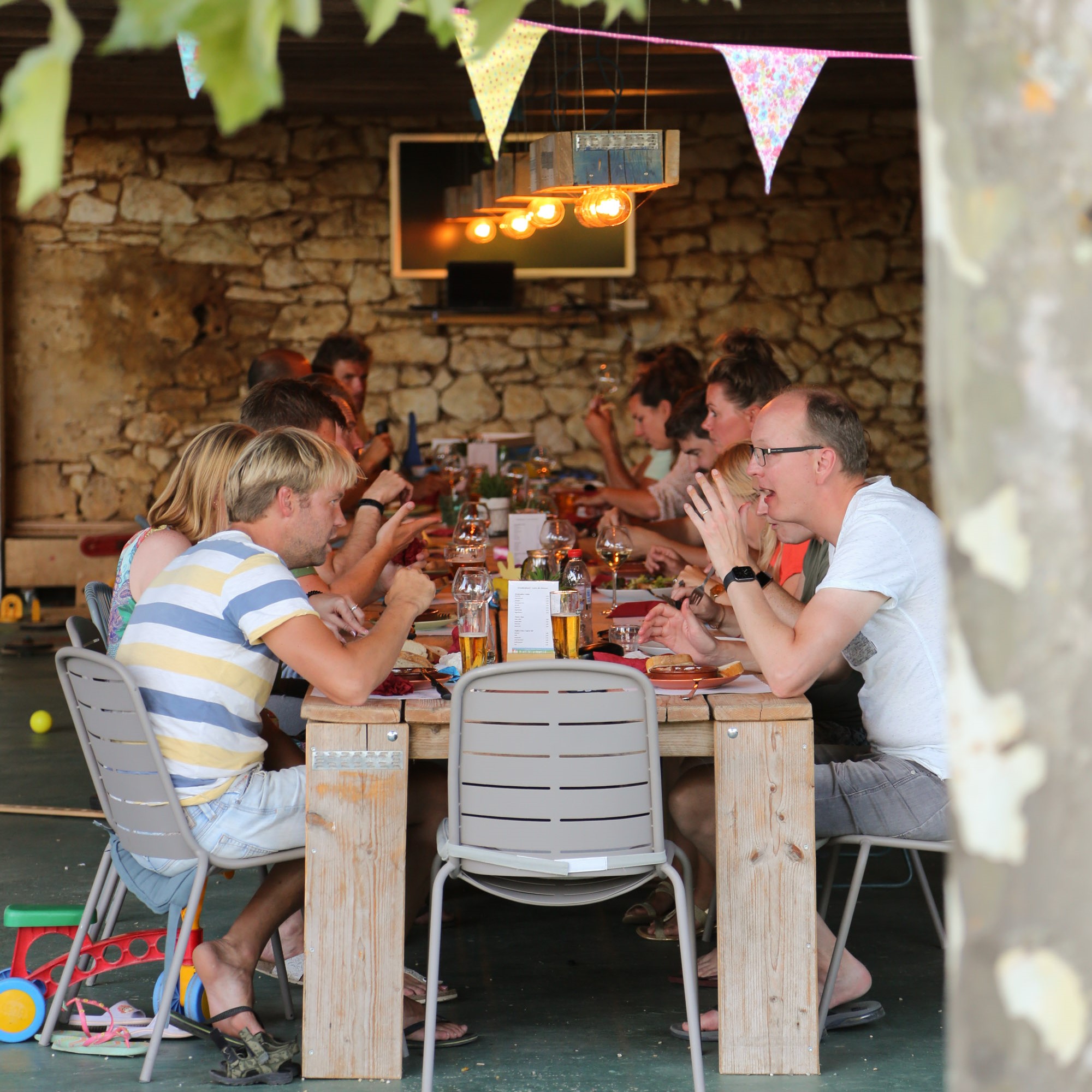 Apart kinderdiner bij camping Place de la Famille in de Dordogne