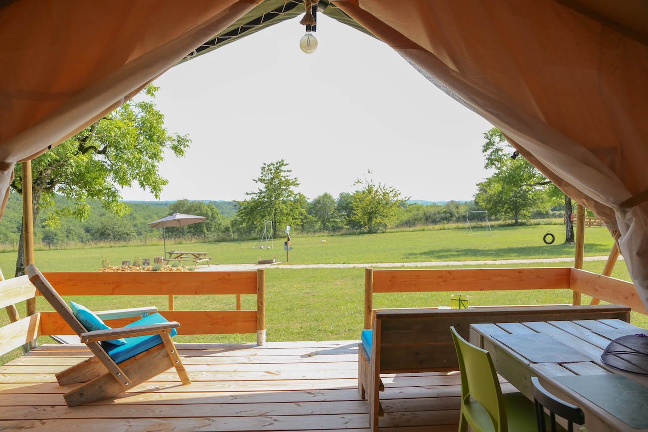 Ruime safaritenten met terras op glamping-camping in de Dordogne