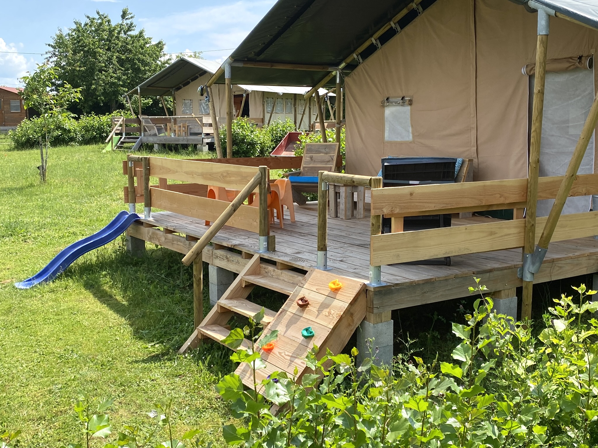 Ruime safaritenten met terras op glamping-camping in de Dordogne
