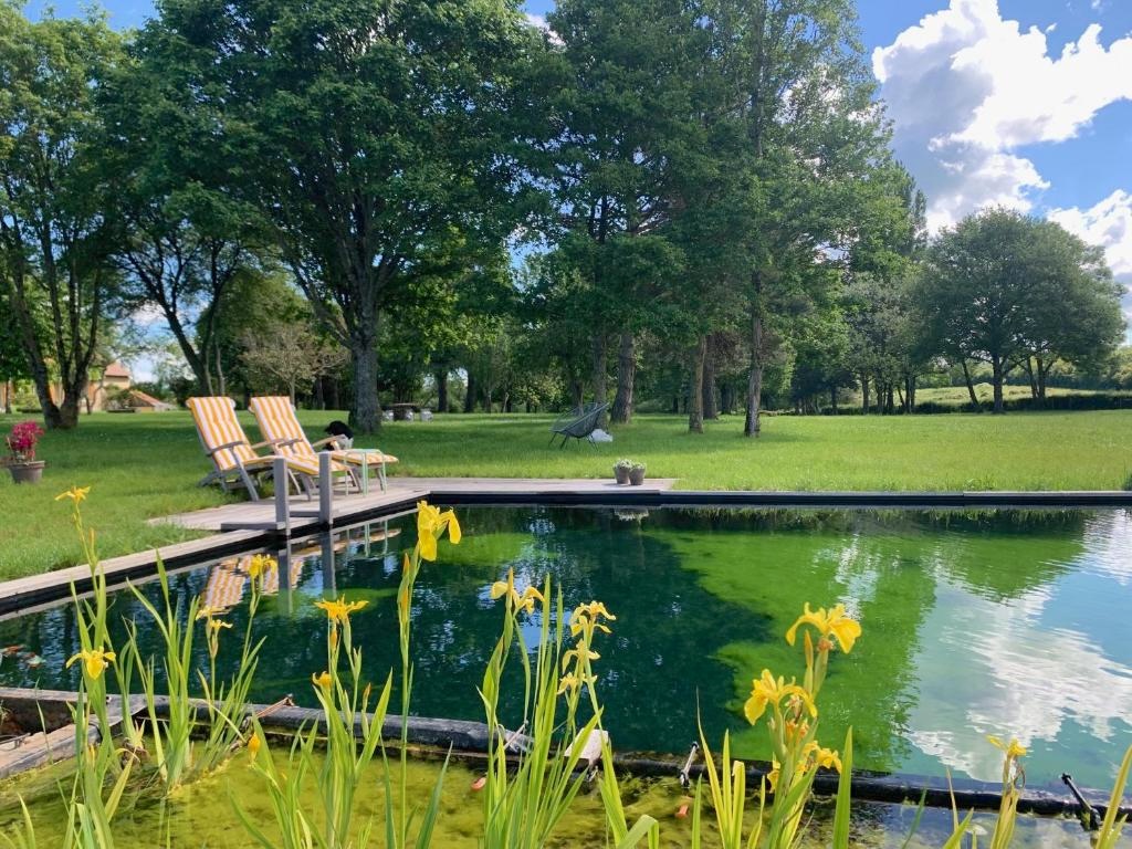 La Maison du Cerf zwemvijver en tuin