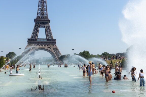 Parijs in de zomer fontein Eiffeltoren Trocadero
